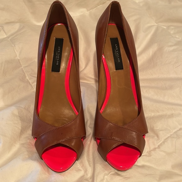 Ann Taylor Funky Brown and Fluorescent Pink pumps - Picture 2 of 6